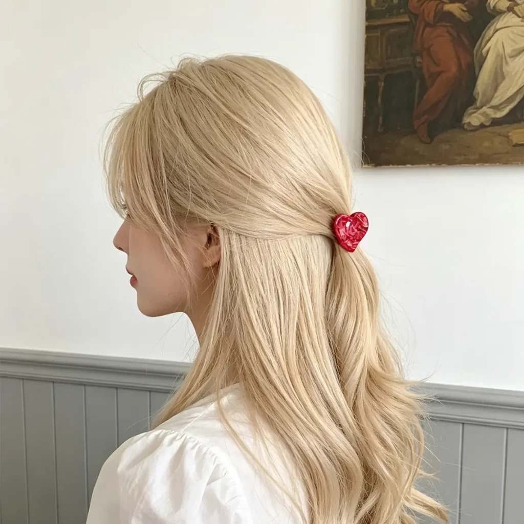 3cm-heart-mini-hair-claw-model-wearing