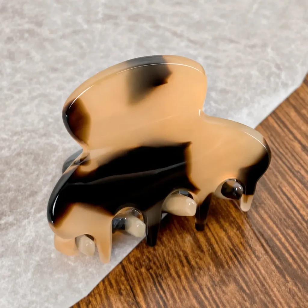 3cm-tortoise-shell-cellulose-acetate-hair-claw-lifestyle
