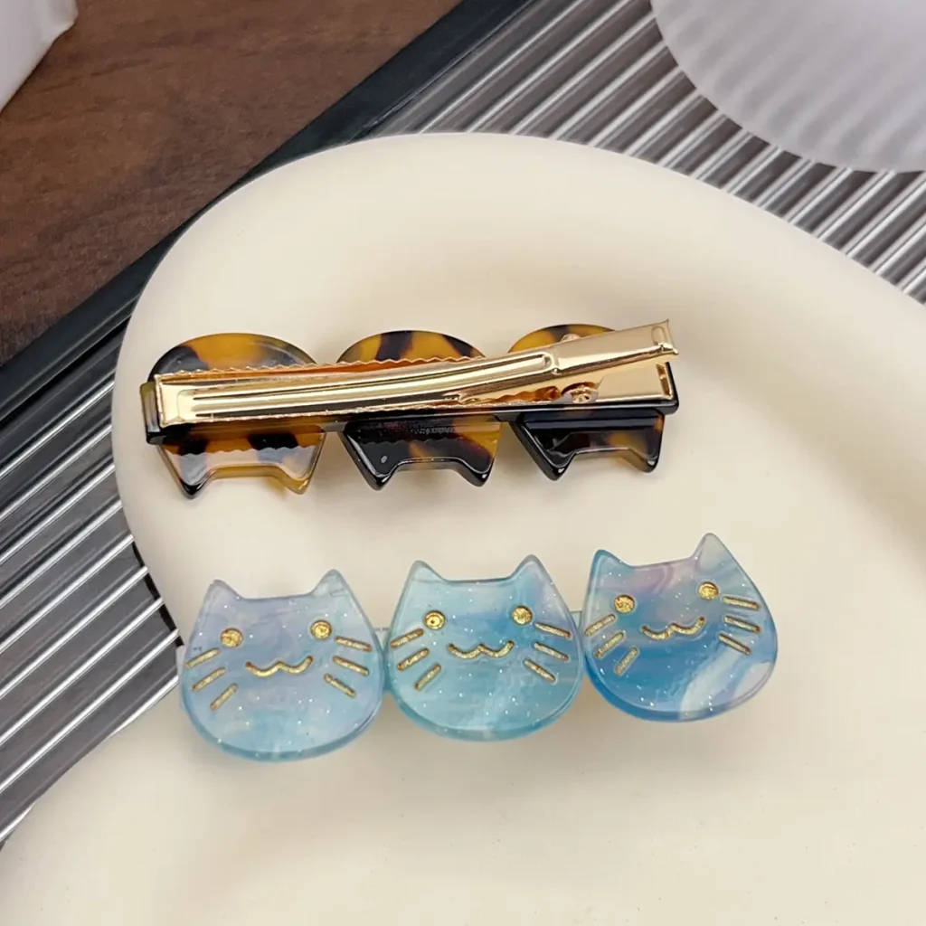 cat-acetate-hair-clip-gold-barrette-back-detail