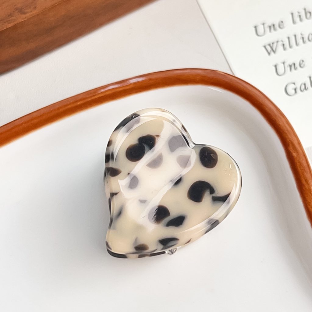 tortoise-heart-acetate-mini-hair-claw-detail