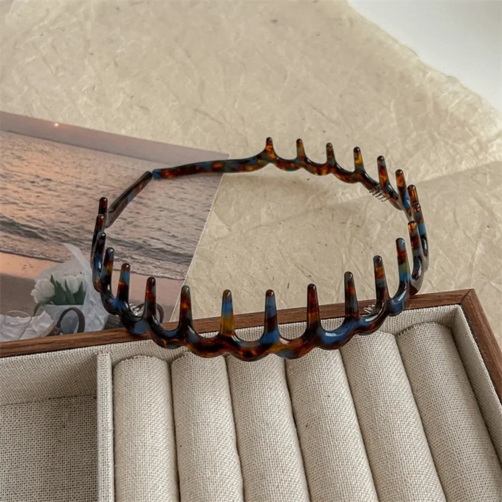 Classic Tortoiseshell Cellulose Acetate Wavy Tooth Headband Detail